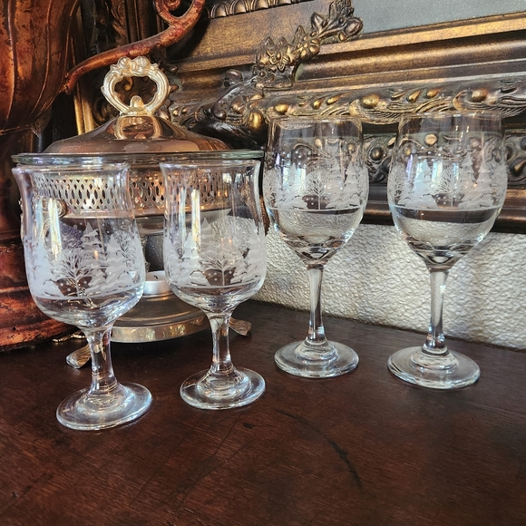 Holiday Wine/EggNog Glasses - Picture 7 of 10